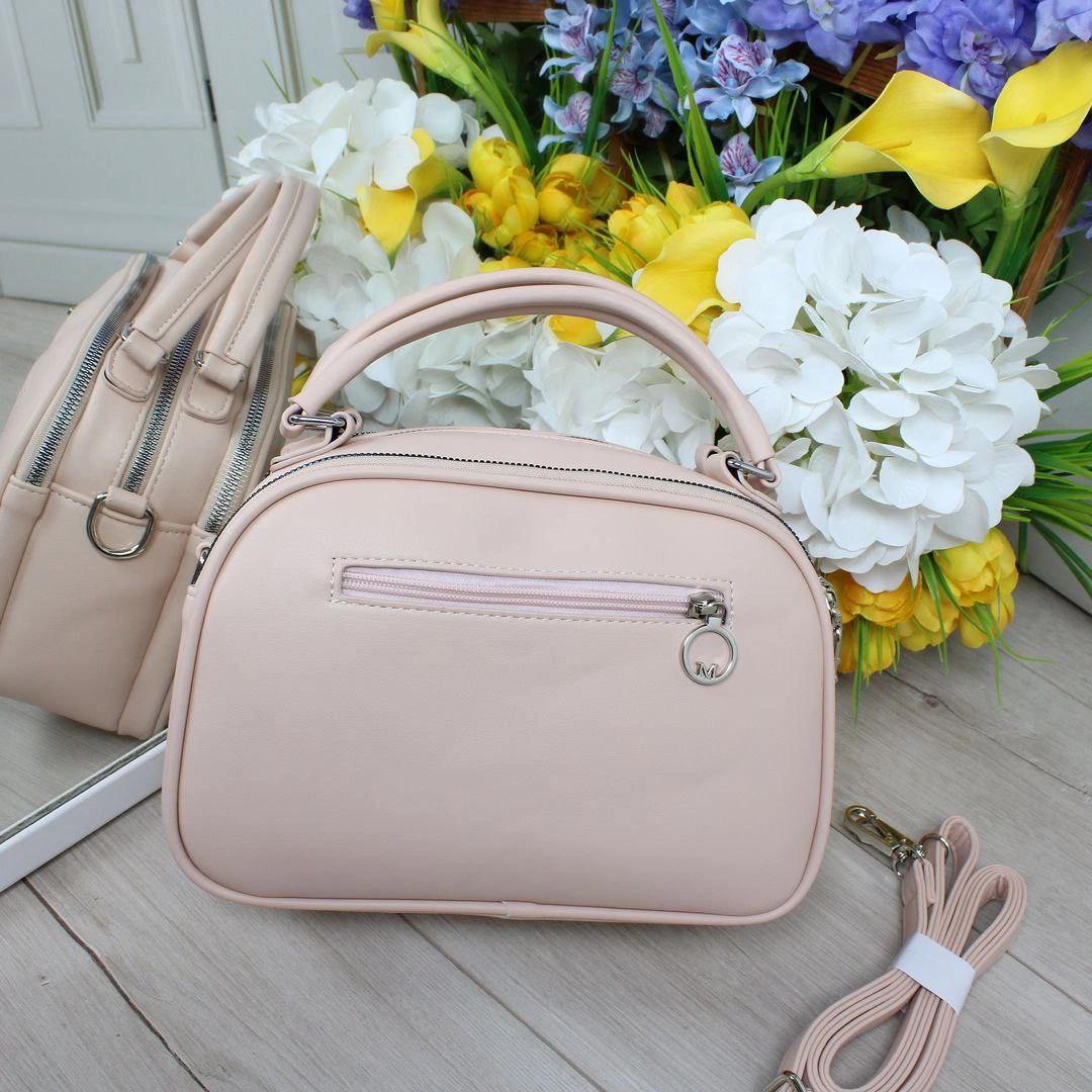 Мініатюрна сумка пудрового кольору для романтичного побачення